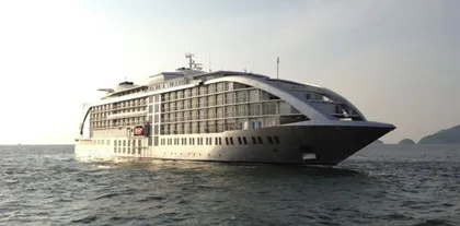 Siêu khách sạn nổi giá 200 triệu USD ảnh 1