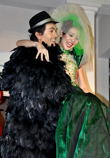 Jennifer Phạm đỏ rực ở "Dạ tiệc sao" ảnh 4 Jennifer Phạm đỏ rực ở "Dạ tiệc sao" ảnh 4