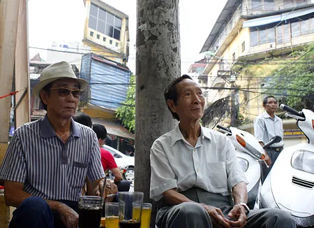 “Cà phê các cụ” trên hè phố cổ ảnh 5
