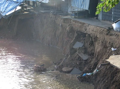 Cần Thơ: Chợ sụp xuống sông, 2 người mất tích ảnh 2