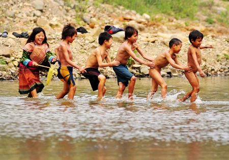 Ngắm trẻ vùng cao vẫy vùng trong dòng suối mát ảnh 4