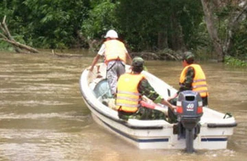 Mở rộng phạm vi tìm kiếm xe khách bị lũ cuốn trôi ảnh 1