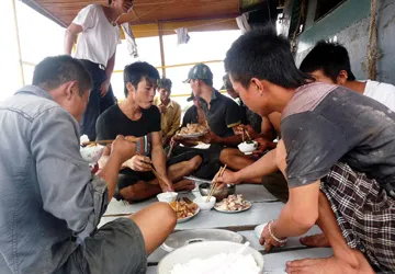 Kiếm sống trên miệng hà bá ảnh 1 Kiếm sống trên miệng hà bá ảnh 1