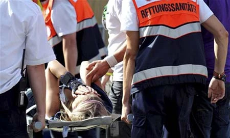 18 người chết vì bị giẫm đạp ở Đức ảnh 6