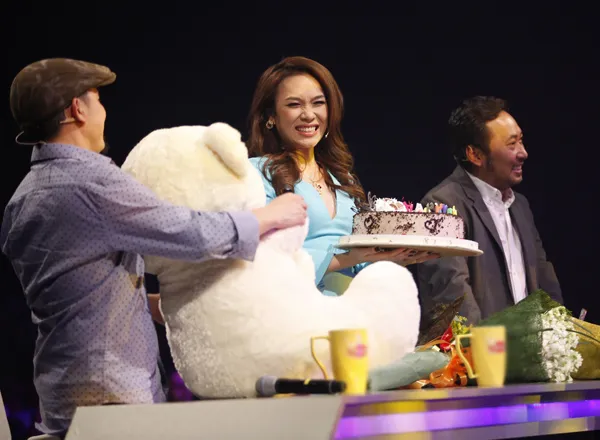Mỹ Tâm được mừng sinh nhật tại sân khấu ảnh 3 Mỹ Tâm được mừng sinh nhật tại sân khấu ảnh 3