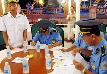 Xung quanh vụ tàu Dìn Ký: Tàu hết hạn, ba cơ quan xử lý ảnh 1