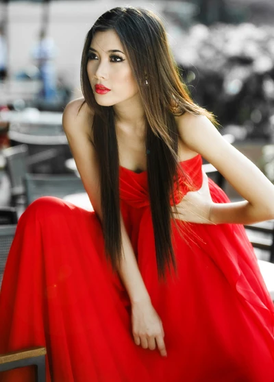 Ngắm siêu mẫu Lan Hương rực đỏ trên phố ảnh 2