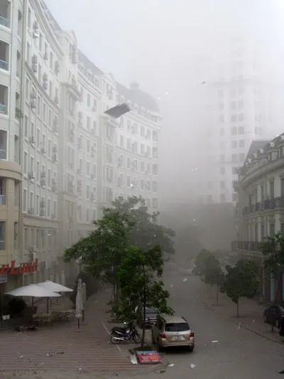 Hà Nội chìm trong cơn lốc bụi ảnh 1