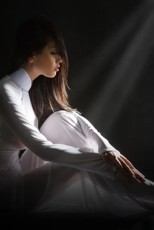 Áo dài khoe nét xuân thì - ai hơn Mai Phương Thúy? ảnh 4 Áo dài khoe nét xuân thì - ai hơn Mai Phương Thúy? ảnh 4