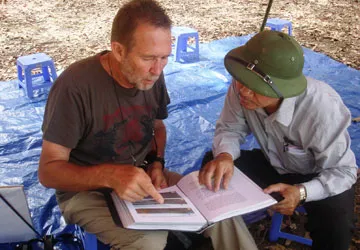 Cựu binh Úc tìm mộ liệt sĩ VN ảnh 1