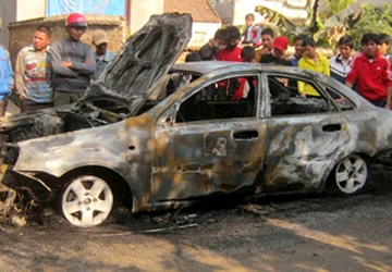 Ôtô Lacetti đang chạy bốc cháy ảnh 1