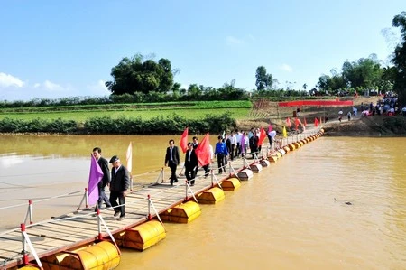 "Lão nông" khánh thành cây cầu phao tự làm cho dân đi ảnh 1