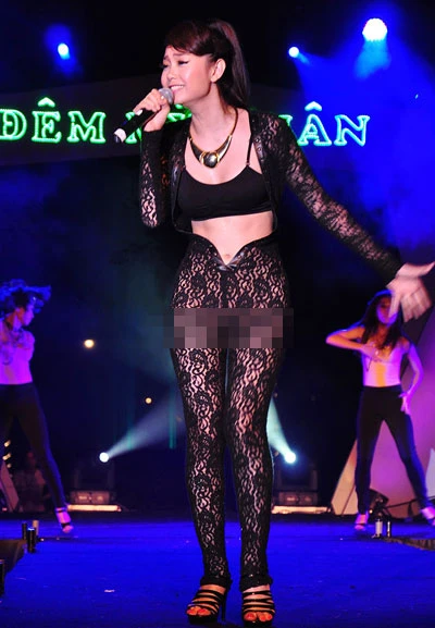 Minh Hằng mặc phản cảm lên sân khấu ảnh 1