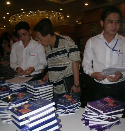 Bác sĩ viết sách về nha khoa ảnh 2