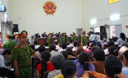 Trực tiếp phiên xử vụ án nhà báo Hoàng Hùng- phần 1: Bà Liễu bị chồng đánh trước khi đốt chồng? ảnh 6