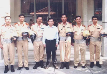 Cảnh sát dẫn đoàn - Bài 3: Nặng nợ với nghề ảnh 1