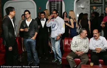 Đột nhập tiệc tìm bồ già của thiếu nữ mê tiền ảnh 4