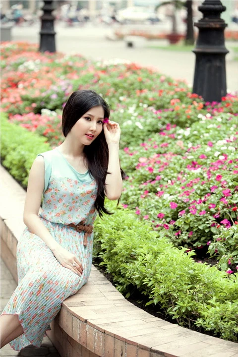 Diễm My 9x gợi cảm trong nắng Sài Gòn ảnh 4