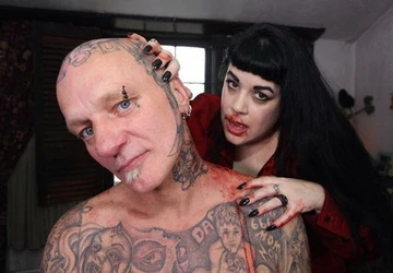 Bà mẹ “ma cà rồng” mỗi tháng uống 2 lít máu tươi ảnh 2