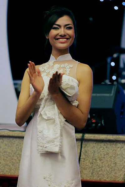 Hồng Quế mặc áo dài trị giá 75 triệu đồng ảnh 3