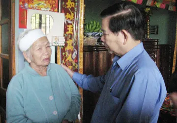 Chủ tịch nước thị sát vùng lũ Phú Yên ảnh 1