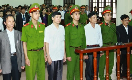Nguyên lãnh đạo huyện Tiên Lãng ra tòa ảnh 1