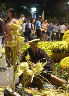 Đường hoa Nguyễn Huệ chật cứng người trong thời khắc giao thừa ảnh 10 Đường hoa Nguyễn Huệ chật cứng người trong thời khắc giao thừa ảnh 10