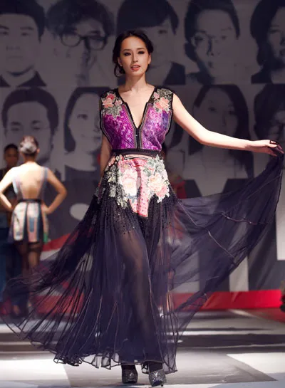 Mai Phương Thúy tung váy trên sàn catwalk ảnh 3 Mai Phương Thúy tung váy trên sàn catwalk ảnh 3