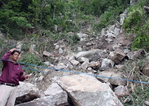 Đá lăn từ núi Cấm đè bẹp ôtô, 6 người chết ảnh 8 Đá lăn từ núi Cấm đè bẹp ôtô, 6 người chết ảnh 8