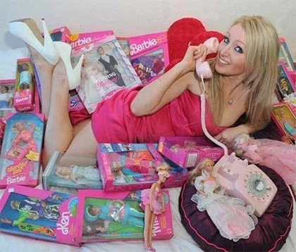 Lạ lùng cô gái mơ thành búp bê sống ảnh 1