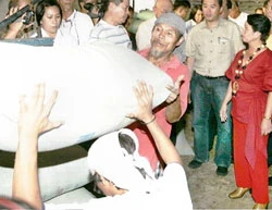 Tổng thống Philippines (bìa phải) đích thân đi kiểm tra kho gạo của Cơ quan Lương thực quốc gia ở TP Butuan ngày 27-3.