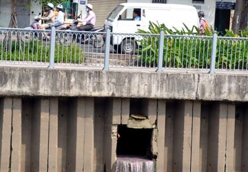 Nước thải vẫn đổ vào kênh Nhiêu Lộc - Thị Nghè ảnh 1