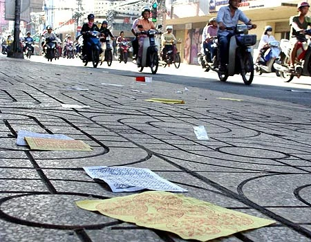 Rải tiền, vàng mã - một tập tục cần loại bỏ. Ảnh: Thiên Chương Rải tiền, vàng mã - một tập tục cần loại bỏ. Ảnh: Thiên Chương