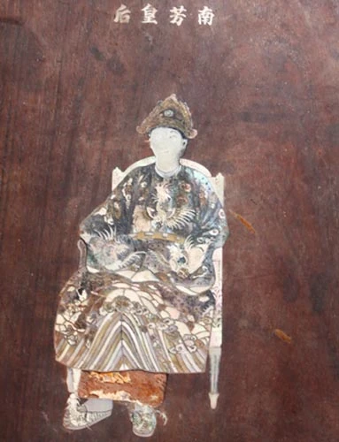 Bức khảm trai về vua Bảo Đại và hoàng hậu Nam Phương ảnh 2