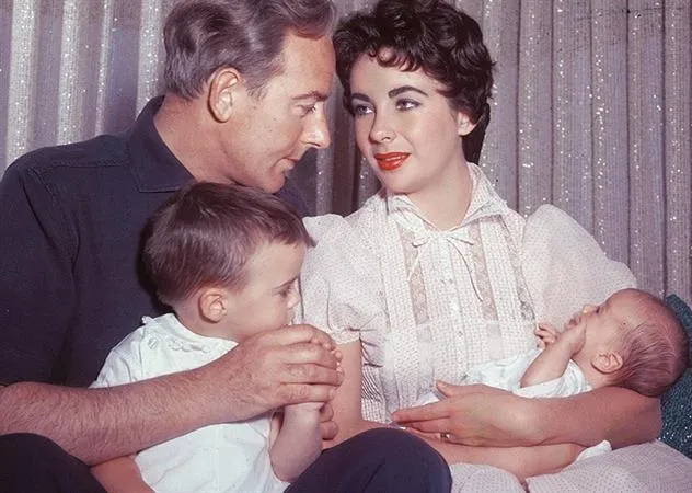 Cuộc đời qua ảnh của “Nữ hoàng” Elizabeth Taylor ảnh 3 Cuộc đời qua ảnh của “Nữ hoàng” Elizabeth Taylor ảnh 3