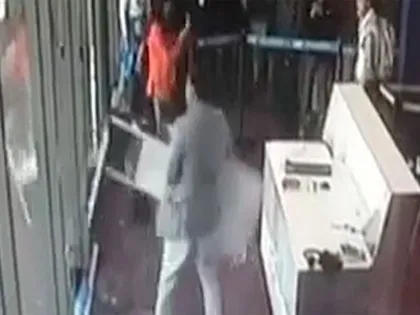 Trễ chuyến, quan chức Trung Quốc đập phá sân bay ảnh 1 Trễ chuyến, quan chức Trung Quốc đập phá sân bay ảnh 1