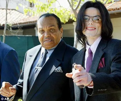 Michael Jackson và cha, ông Joe. Ảnh: AP. Michael Jackson và cha, ông Joe. Ảnh: AP.