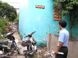 Bà Liêng xây tường ngăn lối đi chung. Bà Liêng xây tường ngăn lối đi chung.