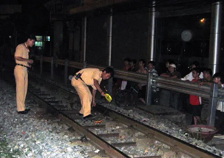 Lao qua rào chắn, một phụ nữ bị tàu hỏa đâm tử vong ảnh 1 Lao qua rào chắn, một phụ nữ bị tàu hỏa đâm tử vong ảnh 1