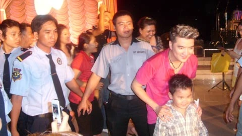 Vệ sỹ có thể phải chịu trận "mưa chai lọ" từ các fan quá kích.