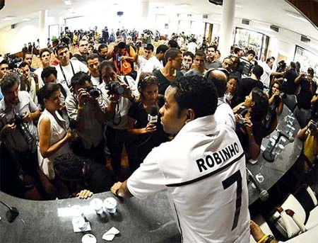 Robinho được chào đón tưng bừng ở Santos ảnh 11