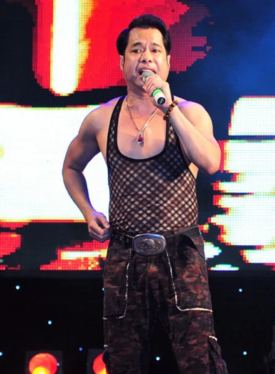 Ngọc Sơn mặc áo ba lỗ lên sân khấu ảnh 1