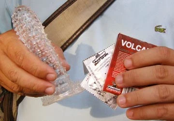 Lây bệnh do sử dụng bao cao su… “khủng”! ảnh 1