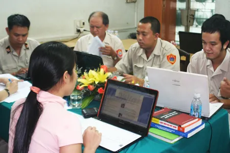 Chuyên viên Sở Xây dựng nghiên cứu tài liệu để trả lời chính xác. Ảnh Thanh Nhã Chuyên viên Sở Xây dựng nghiên cứu tài liệu để trả lời chính xác. Ảnh Thanh Nhã