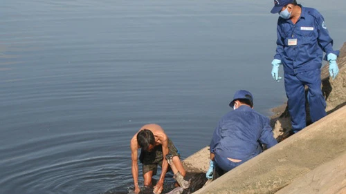 Cụ già 70 lao xuống nước đen ngòm… vớt xác ảnh 2 Cụ già 70 lao xuống nước đen ngòm… vớt xác ảnh 2