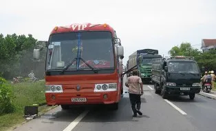 Xe khách bốc cháy, hàng chục học sinh thoát nạn ảnh 1