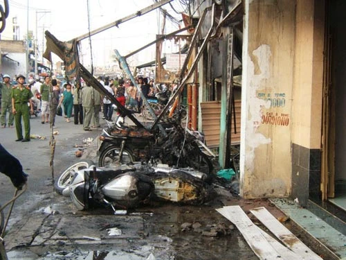 TP.HCM: Cháy tiệm sửa xe, 6 xe máy ra tro ảnh 1