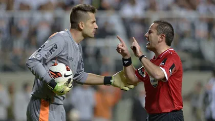 Thủ môn bị đuổi khỏi sân do phản ứng quá khích với khán giả ảnh 1