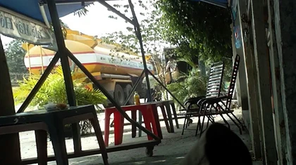 “Rút ruột” xăng máy bay ảnh 1