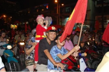 Cổ động viên "đi bão" sau chiến thắng của tuyển Việt Nam ảnh 8 Cổ động viên "đi bão" sau chiến thắng của tuyển Việt Nam ảnh 8